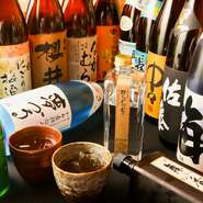 焼酎を片手にゆったりと炭火焼が堪能出来ます。お一人様のご来店なら広々としたカウンター席がお勧め。しっぽりと晩酌が楽しめます。店内奥には掘りごたつの個室もございますので会食にもご利用頂けます。