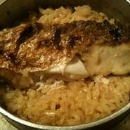 鯛のガラでとるうま凝縮の焼庵特製白濁スープで炊くたい釜めしは、他の釜飯と一味違います。(人気NO.1)