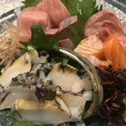本マグロ、活きアワビ、真鯛、カンパチ水ダコ、サーモンなど

安心・安全にこだわり、美味しいものを皆様に食べていただけるよう、店主共々頑張っております！！