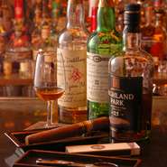 黒を基調としたカウンターテーブル。室内にはJAZZが流れ、シガーの良い香りが漂う。下町にあるBARとは思えない程落ち着いた居心地の良い大人の空間。100種類ものお酒が揃う本格的なシガーバー。