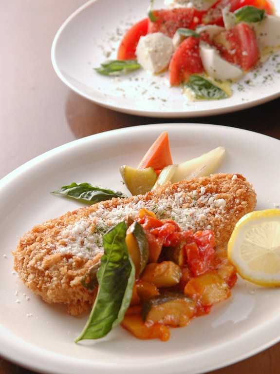 ミラノ風カツレツとトマト＆モッツァレラチーズ