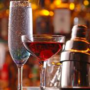 カクテルは200～300種類。お好みの一杯をどうぞ。