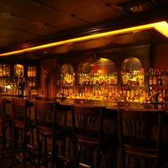 喧騒を忘れさせる落ち着いた雰囲気のシガー・バー