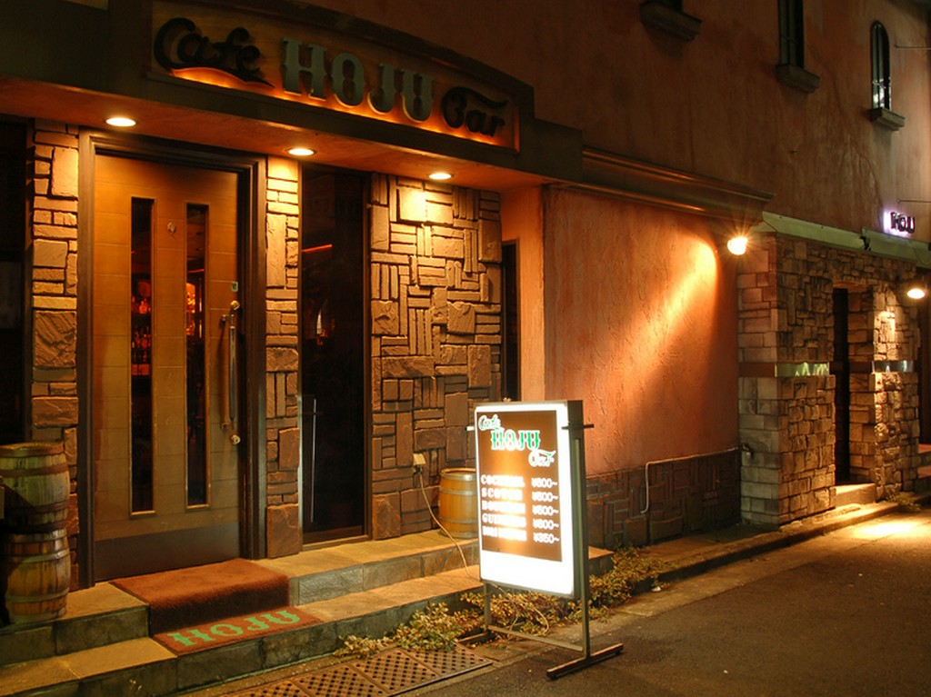 商店街の裏路地、隠れ家的なバー。