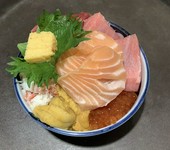 イクラ醤油漬けと生ウニとカニに人気のサーモンと自慢のトロと赤身のまぐろを盛り合わせました。色々と食べてみたいお客様に人気の海鮮丼です。