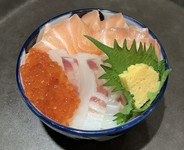 人気のサーモンと国産のイクラ醤油漬けと国産のタイを盛り合わせた海鮮丼でございます。イクラとサーモン　イクラとタイ　ご一緒にご堪能してみてくださいませ。