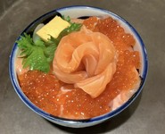 人気のサーモンと国産イクラ醤油漬けをどんぶりに花模様に盛り合わせました。トロリとしたサーモンをご堪能くださいませ