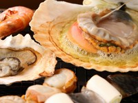 海鮮ショーケース内に陳列された食材をお一人様一品以上お選び下さい。様々ご用意しております。