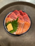 自慢のトロと人気のサーモンのどんぶりでございます。トロリとしたサーモンとトロの食べ比べはいかがでしょうか。