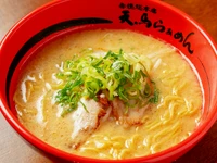 当店人気No.1メニュー。国産100％とんこつと数種類の野菜を使用したスープです