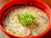 当店自慢のとんこつらぁめんと赤穂塩グルメ倶楽部オリジナルブレンド塩を使ったとんこつらぁめんです。