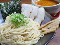 こだわりのもちもち太麺とピリ辛スープが相性抜群『ごま味噌　つけ麺』