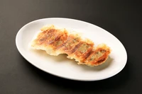 今までの餃子と比較して、肉の量を格段にアップしました。噛んだ瞬間に口の中にあふれる肉汁に思わず笑顔になること間違いなし！料理人が今一番お客様におすすめするメニューです。