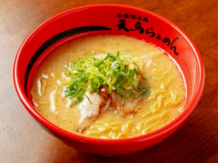 国産の豚丸骨を100％使用。濃厚でコクのある「とんこつスープ」