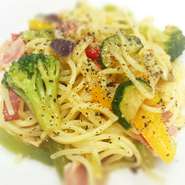 淡路島の老舗、淡路麺業のパスタがすべてのパスタメニュー通常料金に＋100円で変更可。モチモチの麺は食べ応えたっぷり。クリーム系、トマトソース系にお勧め。
【今月のパスタ】でこの生パスタが味わえます。
