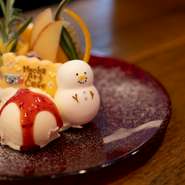 ふらっと立ち寄れるお手軽カフェです。
珈琲・紅茶はもちろんお料理、お酒も多数ご用意しております。
特にもちもちした生パスタは一度食べたらやみつきの美味しさ。ぜひご賞味ください。
夜は23時まで営業中！