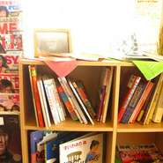 ゆっくりと充実したお時間をお過ごしいただくためにたくさんの本・雑誌なども取り揃えております。おひとり様でも落ち着いてお過ごしいただけるお店です。