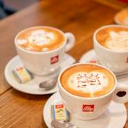 ふらっと夜カフェ利用としても大歓迎。
さりげない時間がゆったりと流れる “居場所”を目指しています。
女性のお客さんが多いです。