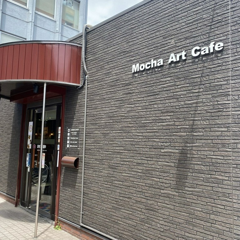 夜23時まで営業中。一杯のコーヒーからお食事までご利用下さい