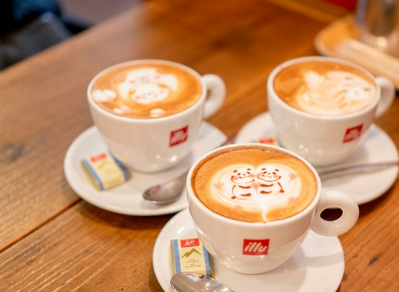 昼は明るく夜はお洒落に。アルコールもございます