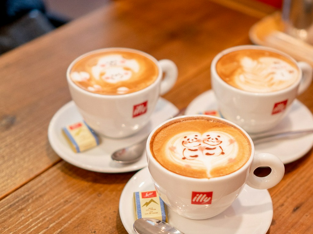 昼は明るく夜はお洒落に。アルコールもございます