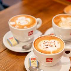 昼は明るく夜はお洒落に。アルコールもございます