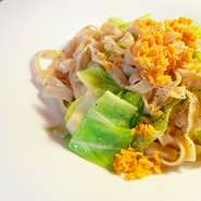 ランチセット（ドリンク付き）は1100円（税込）から。ボリューム重視のどんぶりメニューも充実。