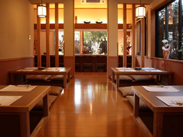 掘りごたつ席では、くつろいで旬の幸が味わえます。