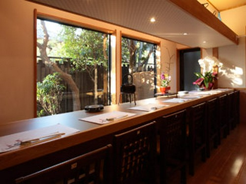 お一人でも気軽に立ち寄れる♪カウンター席