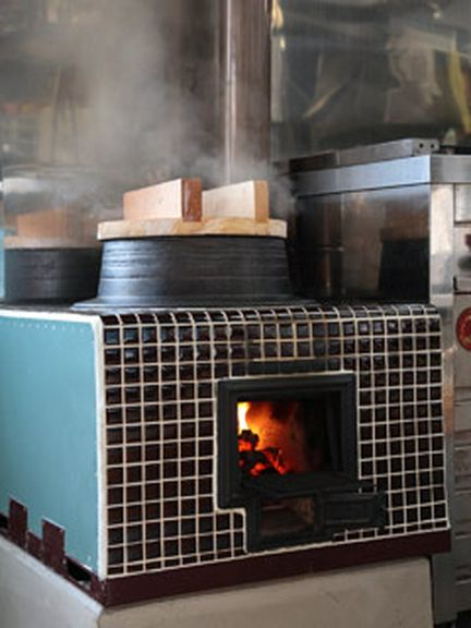 かまど炊きでご飯ふっくら! うなぎの味を引き出します!