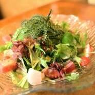新鮮な魚介類と沖縄生海ぶどうが入った特製マスタードシークワーサードレッシングサラダ。