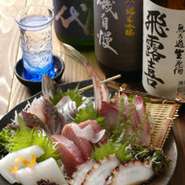 三崎の新鮮魚の刺身や創作料理がいっぱい。
そして米100％の純米酒だけを集めました。
湯煎燗も可。