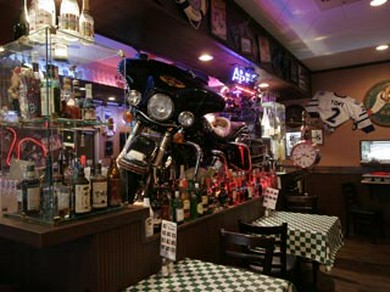 アメリカンテイストな店内にはハーレーダビッドソンが！