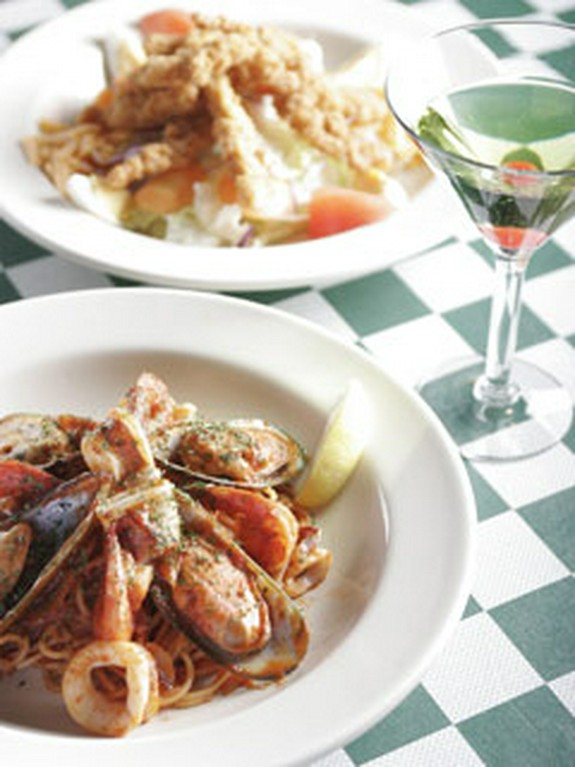 シーフードパスタとケイジュンチキンサラダ