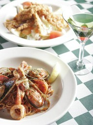 シーフードパスタとケイジュンチキンサラダ