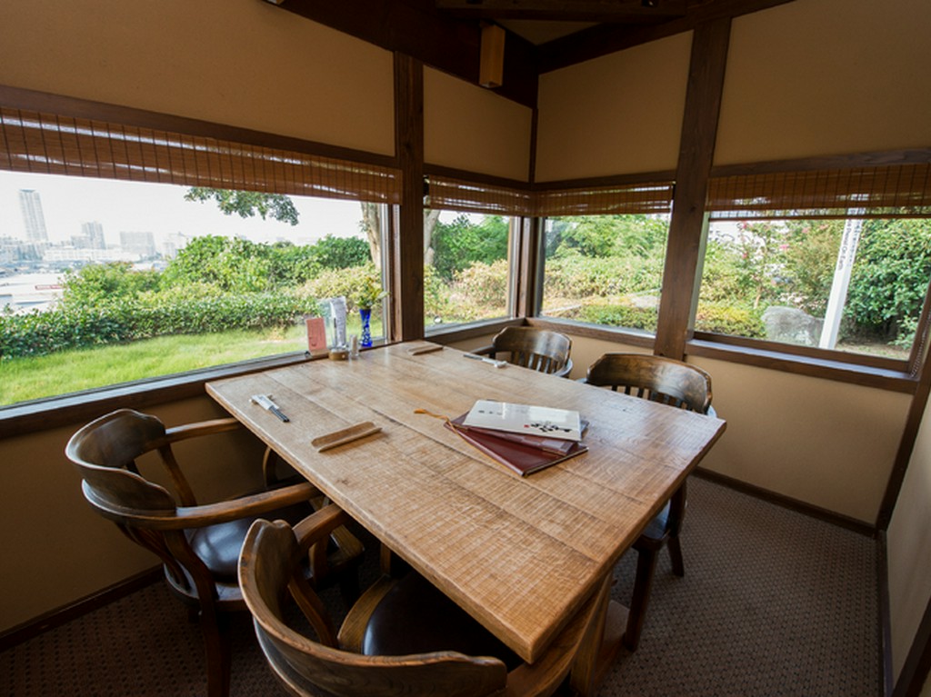 窓から見えるのはため息の出るような美しい自然と夜景