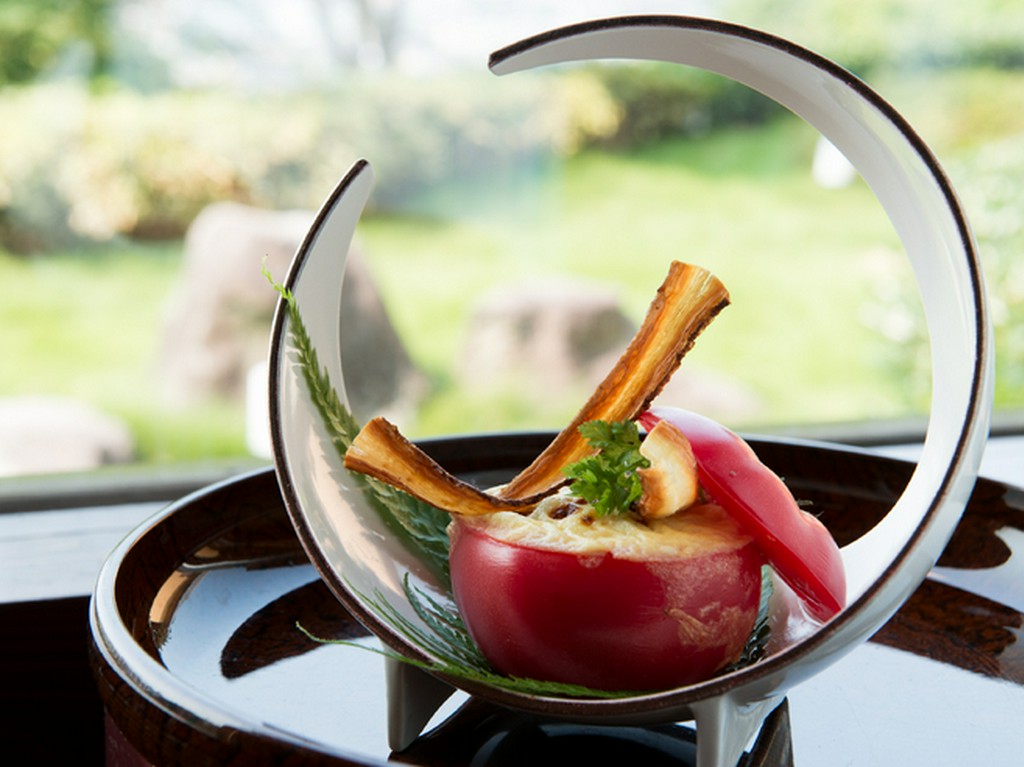 目にも楽しい創作料理『トマト釜味噌グラタン』