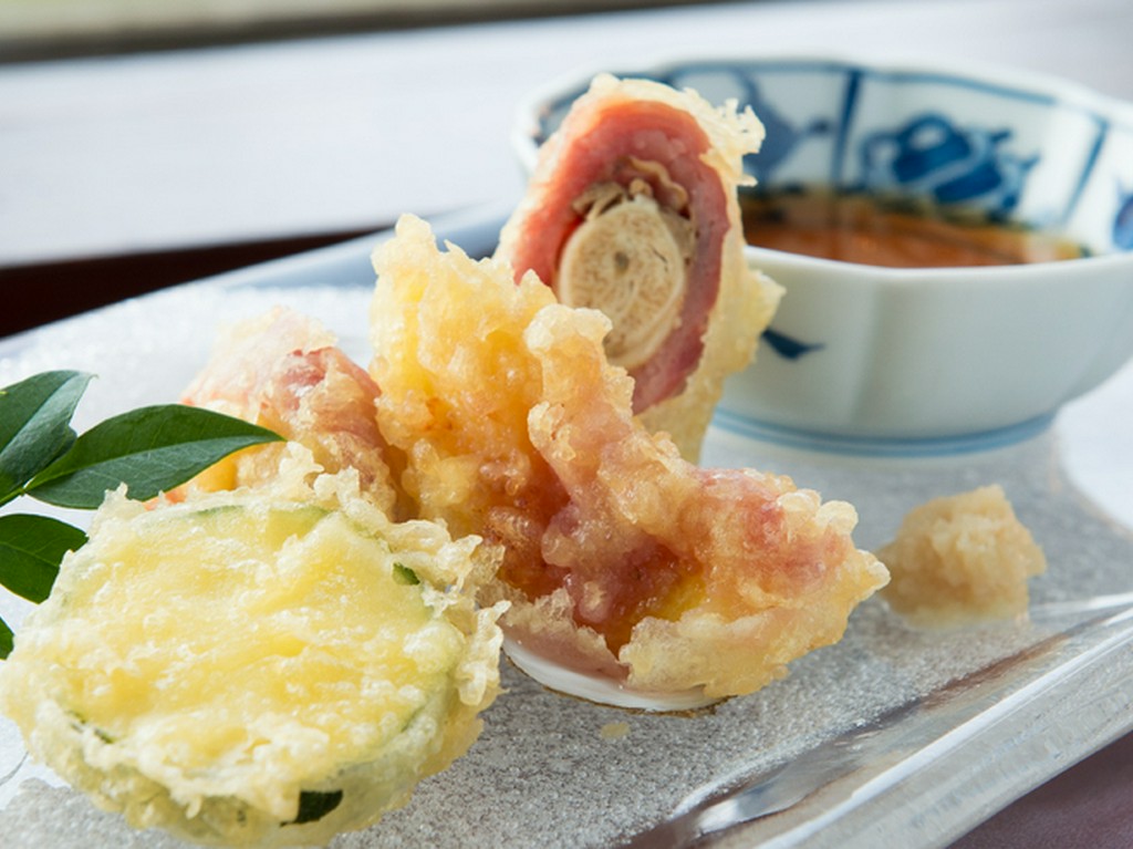 厳選した素材を揚げたてでいただく『上巻貝生ハム巻の天婦羅』