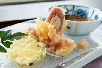 厳選した素材を揚げたてでいただく『上巻貝生ハム巻の天婦羅』