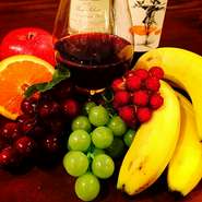 4種類の果実と赤ワイン入れた手作りサングリア。オリジナルのシャーベット入り。止まらないおいしさ