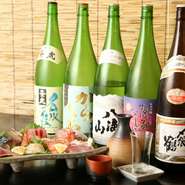 定番品から、新酒や冷おろしなど季節の日本酒や、プレミアムな一本があります。メニューに載らない一本や、リクエストの多いものもできる限り探して仕入れています。ぜひ、スタッフまで確認を。
