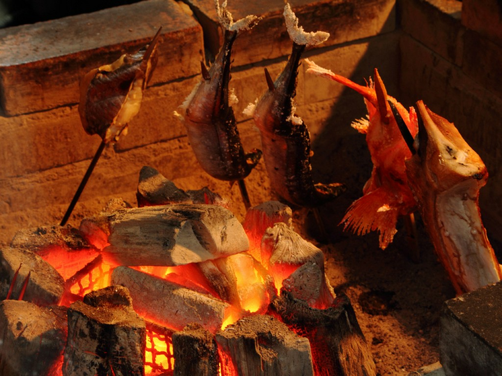 キッチンに設置している囲炉裏で焼く『炭火焼』