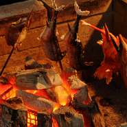炭火で焼き上げる旬の魚介が自慢！　味つけには、素材の味を生かす塩焼きや秘伝の焼ダレを使います。