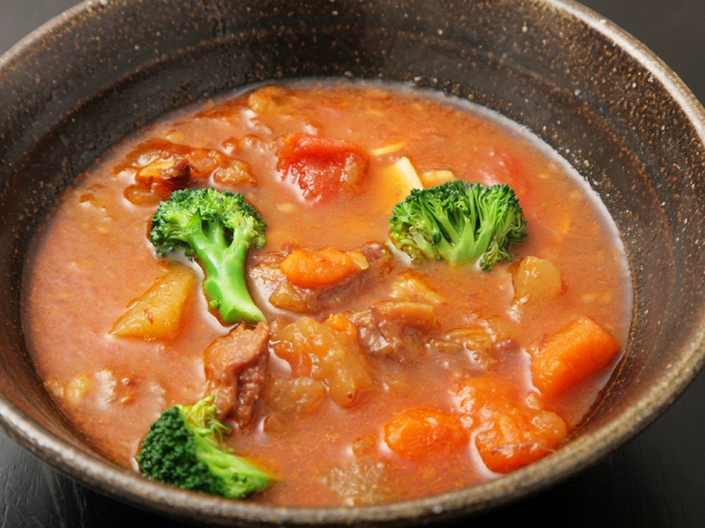 国産の牛筋を使用『牛筋の煮込み（トマトガーリック風味）』