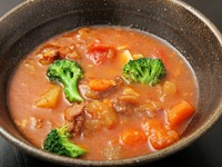 牛筋の旨味が、トマトの酸味をまろやかしています。人参、玉ねぎ、大根を入れ、じっくり煮込んだ一品。