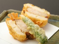 美味しく味付けした豚バラ肉を、春は筍、秋は茄子、冬は蓮根など季節の野菜で挟み揚げています。
