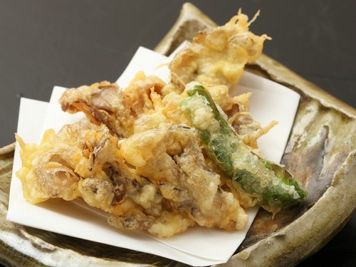 揚げると香りが一段と強くなる『まいたけの天ぷら』