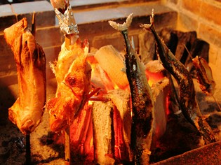 何よりもこだわっている、囲炉裏の炭で焼く炭火焼