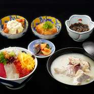 ≪釜揚げしらす丼、もずく酢、瀬魚の味噌汁、チキン南蛮もしくは、オランダ卵≫