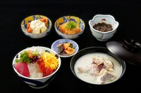 ≪釜揚げしらす丼、もずく酢、瀬魚の味噌汁、チキン南蛮もしくは、オランダ卵≫